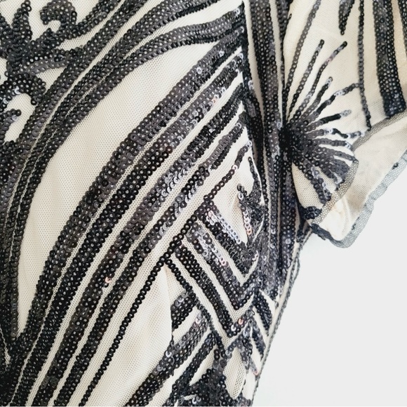 R&M Beautiful flowy gown in champagne and black - Picture 3 of 7